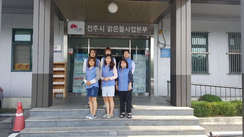 산뜻한 유니폼 착용으로 분위기 혁신